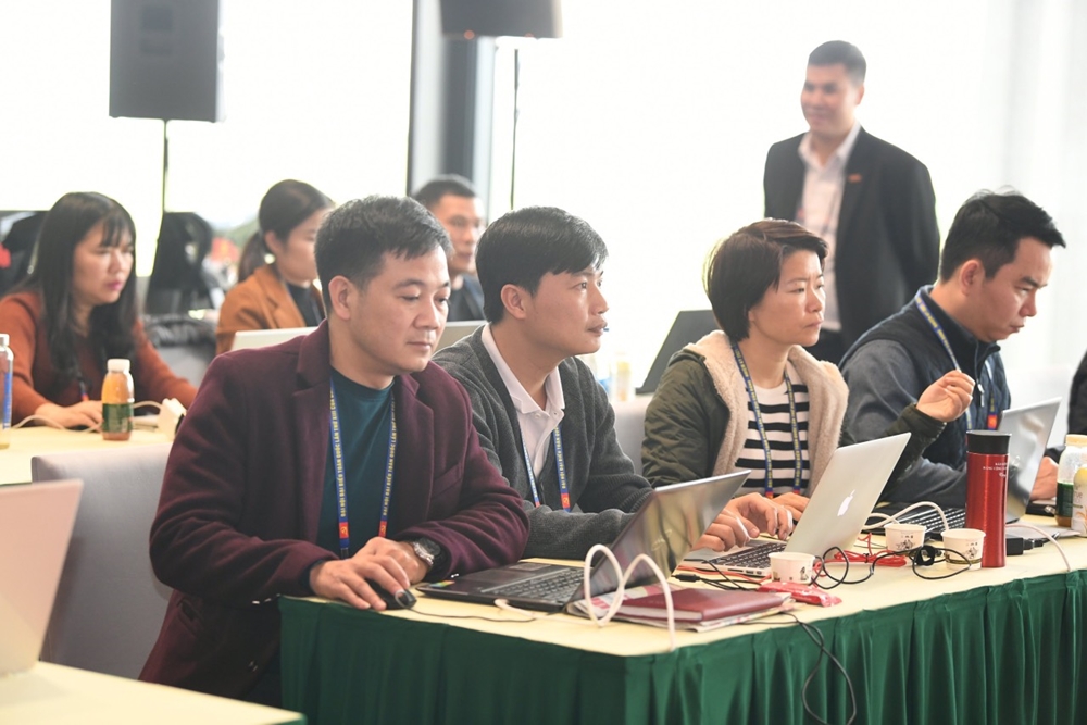 Nhóm phóng viên Báo Quân đội nhân dân tác nghiệp ở Trung tâm Báo chí tại Đại hội.